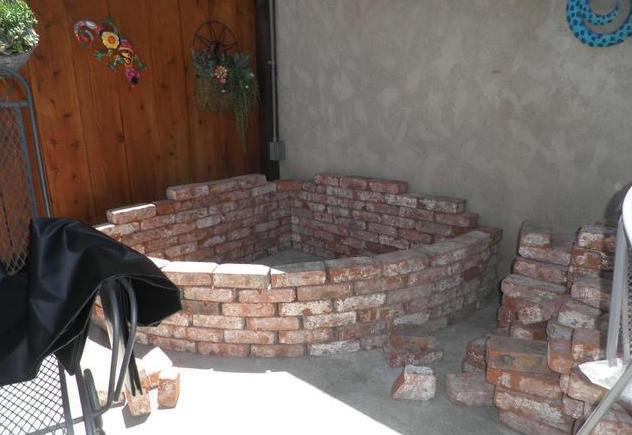 老爸用红砖在院子里砌鱼塘连水泥都不用抹完工后惊艳朋友圈