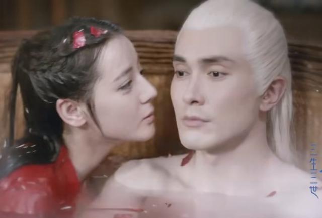 难怪帝君偷亲凤九只有近景当画面拉远后实在忍不住笑了