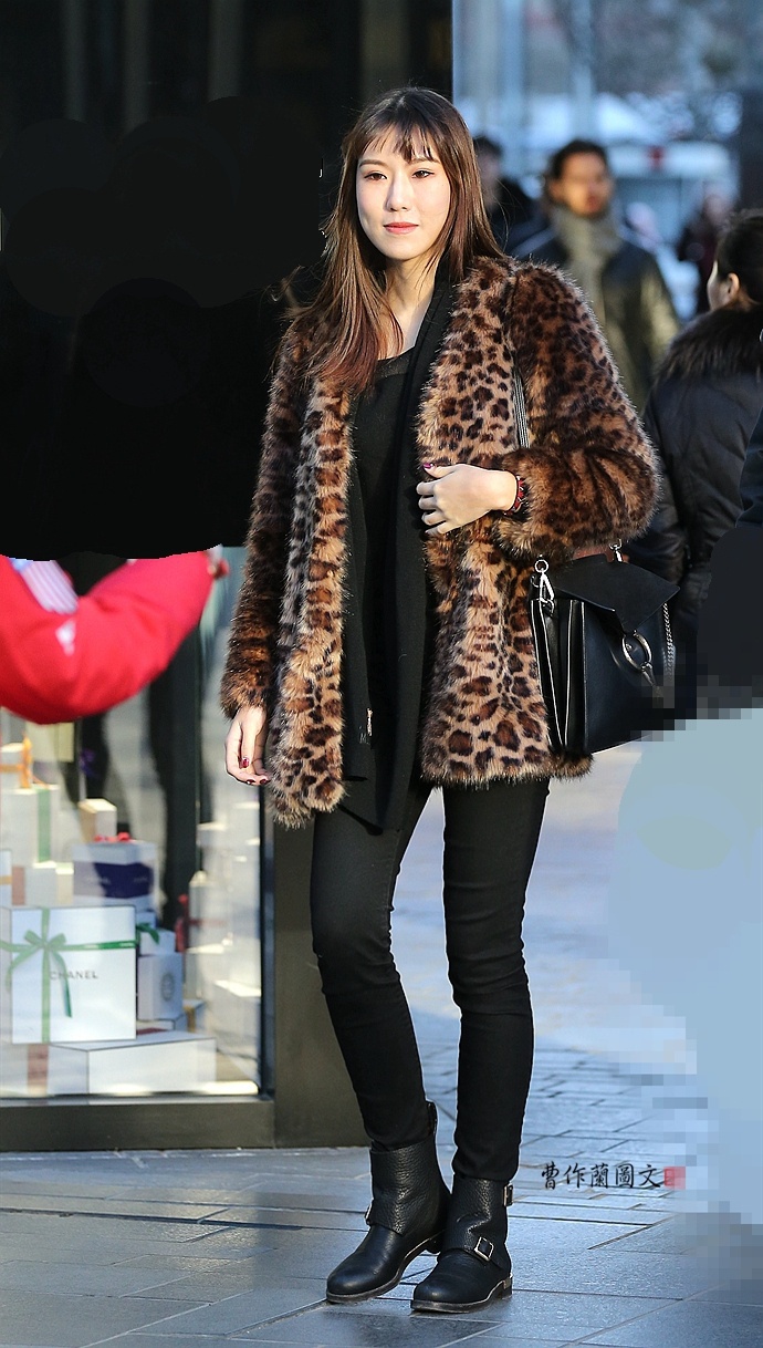 街拍穿豹纹图案的时尚美女