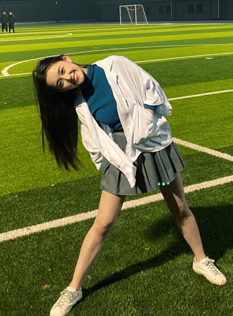 有种长大叫旋风少女的金敏珠操场穿裙不搭白丝真要迷死人