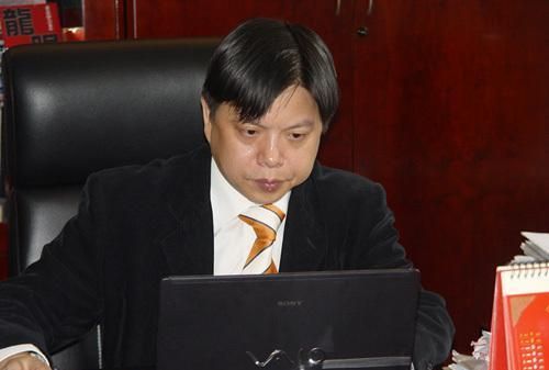 王子杰百余位女团训练生背后的男人