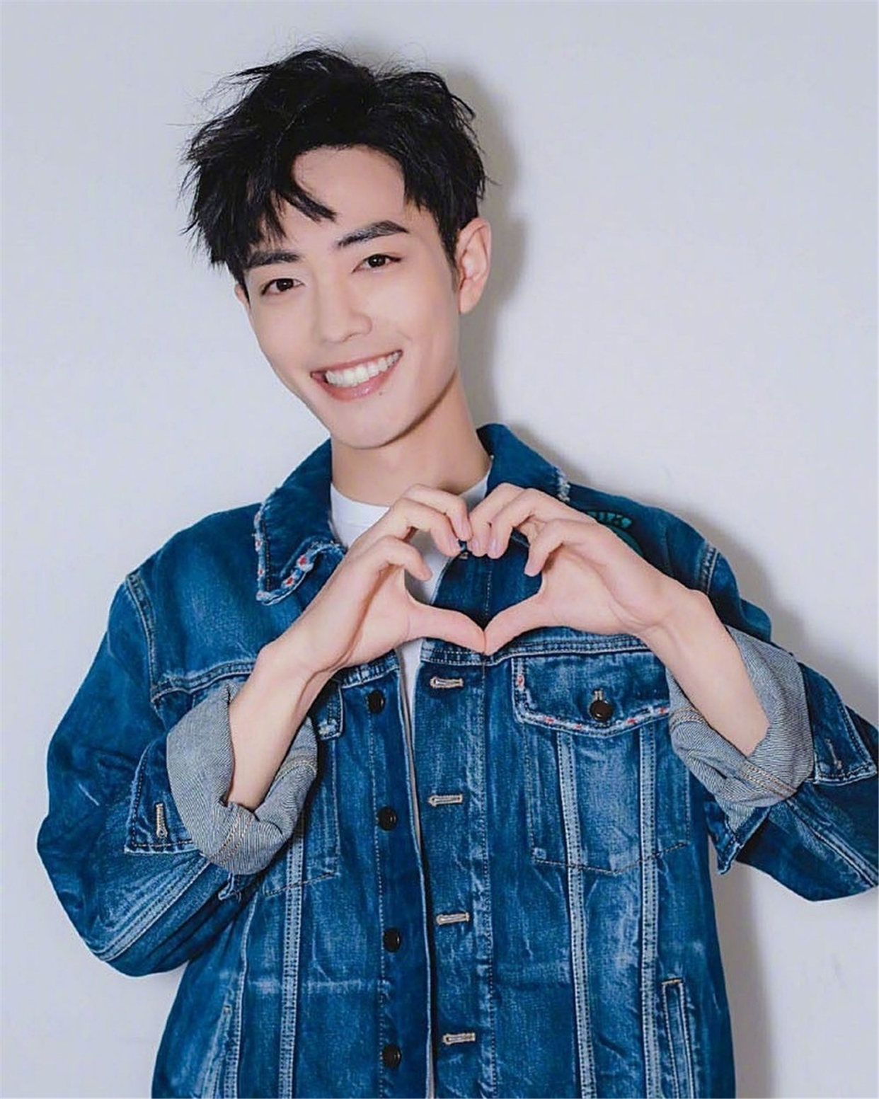 肖战被质疑蹭公益洗白,主持人为他站台:确实做了好事