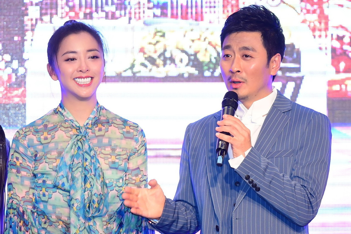 黄小蕾真美印花衬衫搭配高腰裤清爽简约一口大白牙实在太晃眼