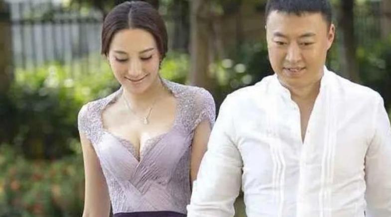 张雅晴虽不是演员,但她自带着一种中国女人的古典美,韵味十足.