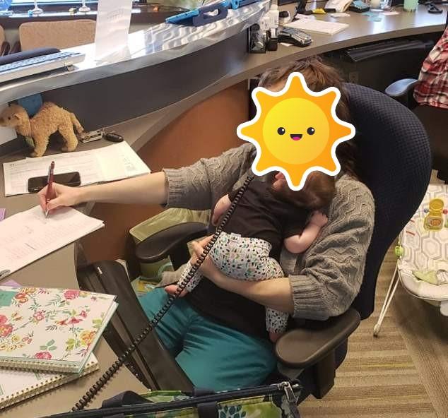 "最苦妈妈"背娃上夜班,看到她身后布兜里的宝宝,网友不禁泪目