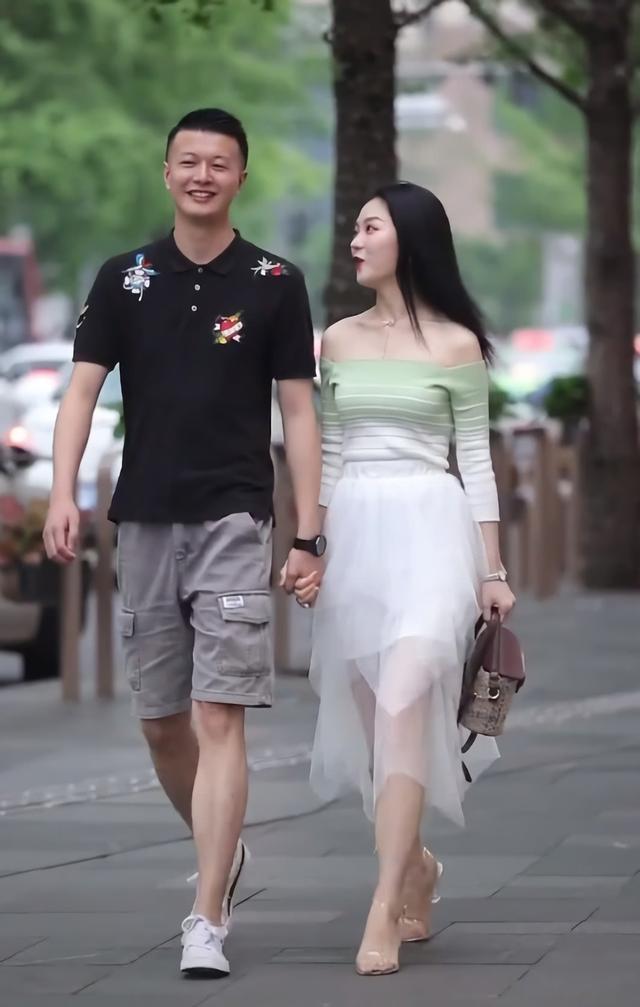 裙子在腰部位置有松紧带的装饰,也就会更加显腰细,要是一条常见的仙女