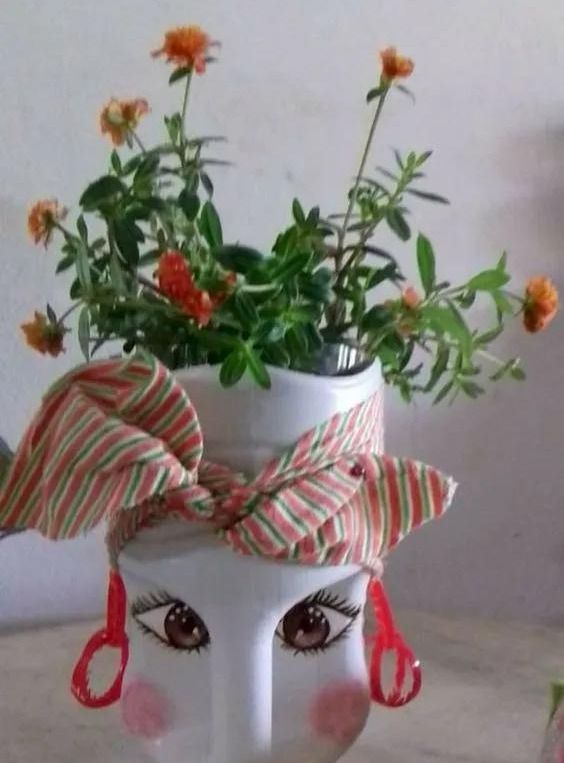 除了各种好看的花盆,用塑料瓶做些小动物放花园,小孩子不要太喜欢哦!