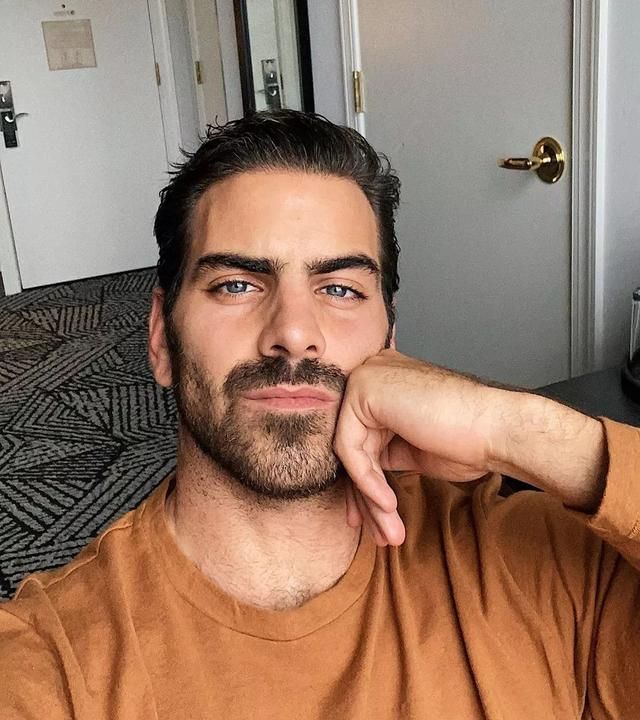 聋哑人超模nyledimarco认为自己感染了新冠肺炎