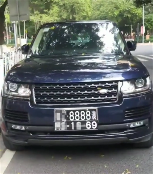 "黑牌"路虎揽胜,车头挂2块车牌,其中一块8888值6位数