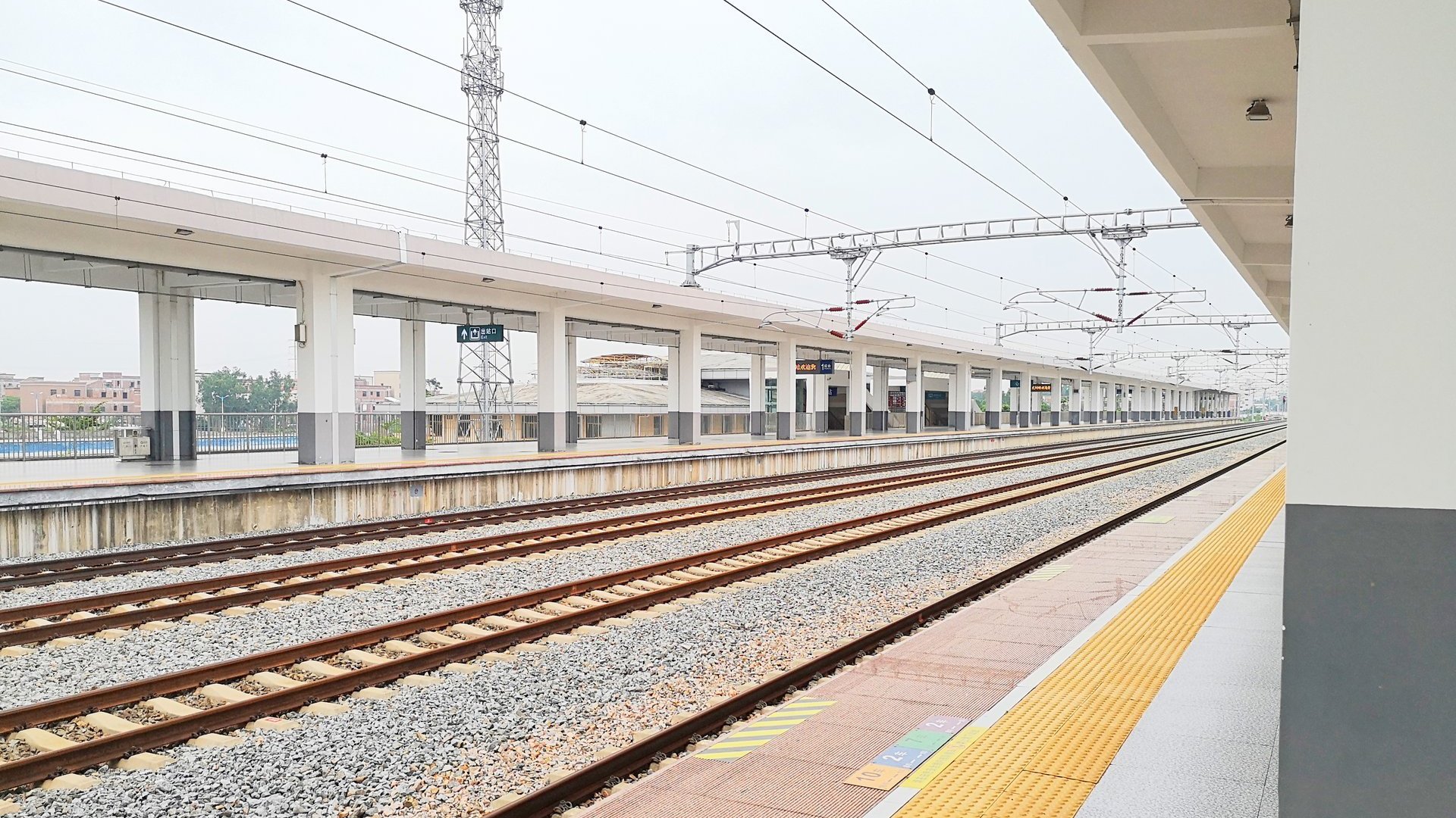 吴川站设有正线2条,到发线3条,设基本站台和中间站台两站台,站台间设