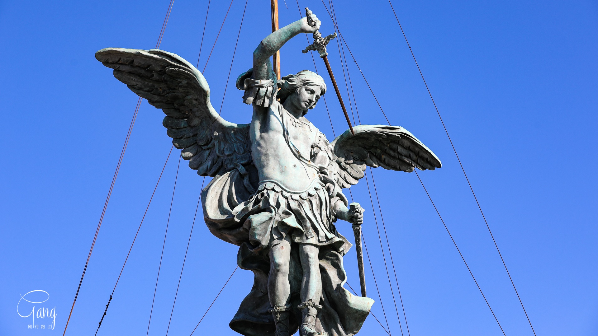 据说6世纪时罗马黑死病流行,教皇格利高里一世梦到天使降临,持剑站在