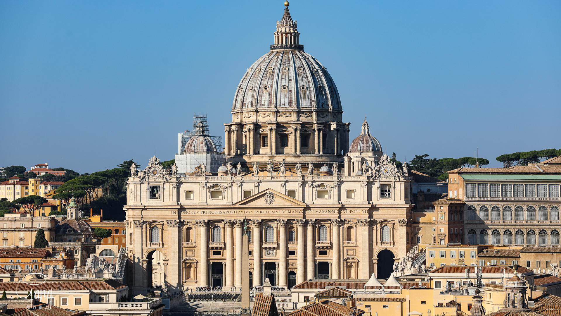 远处的梵蒂冈圣伯多禄大教堂巍然矗立,这个大型的建筑建于1506年至
