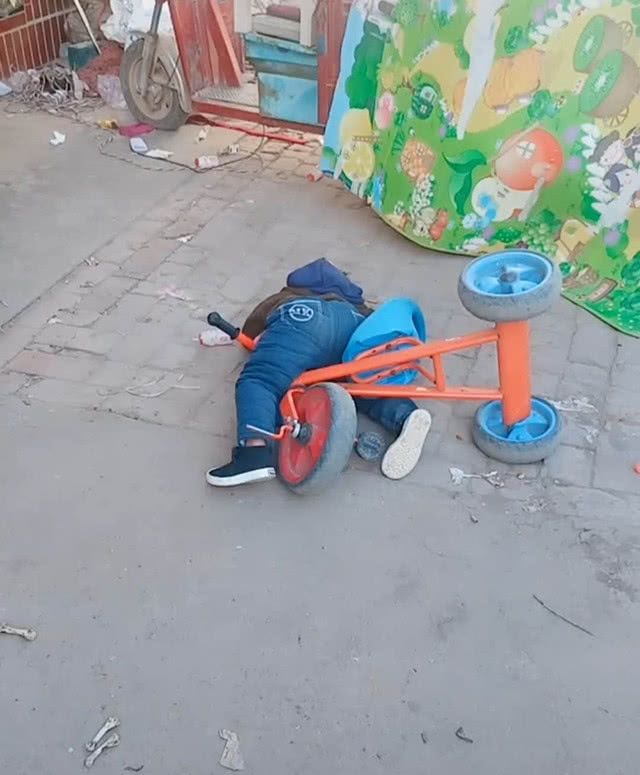 女儿骑小车翻倒在地妈妈上前查看立马就乐了网友醉奶驾驶