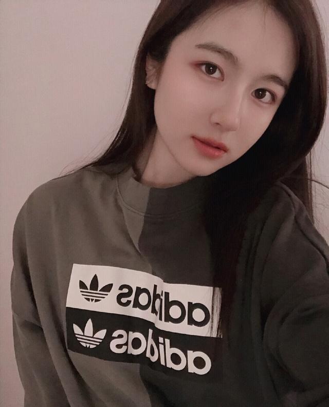 18岁因《你好,旧时光》成名,今穿套头卫衣玩自拍,娇嫩甜美