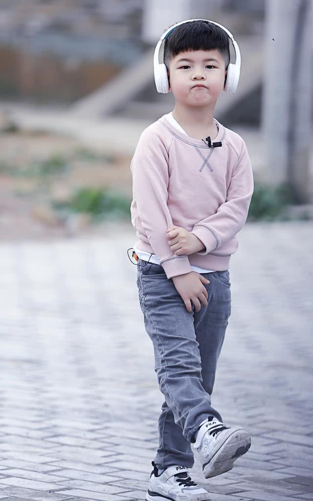 胡可两儿子苦练腹肌,安吉小鱼儿配合默契,发胖的安吉颜值下滑