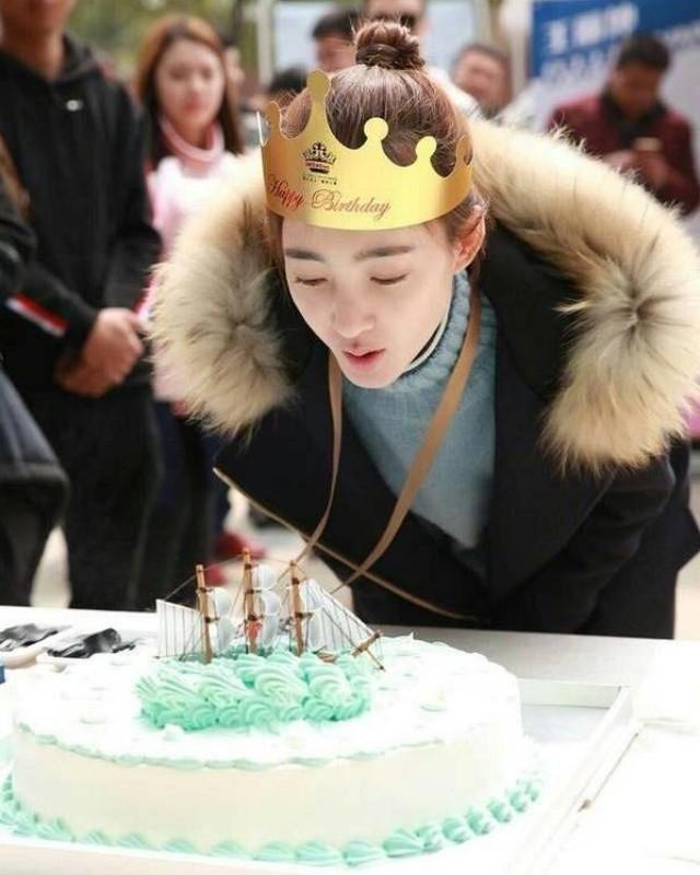 没蛋糕没长寿面王丽坤被传领证后迎首个生日亲吻气球超清纯