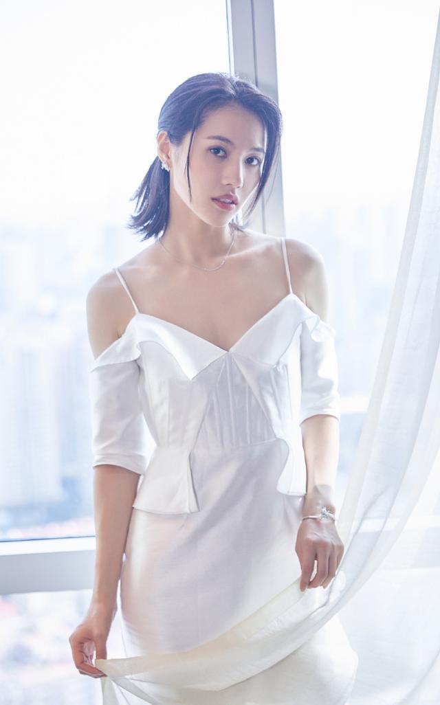 董琦性感吊带白裙