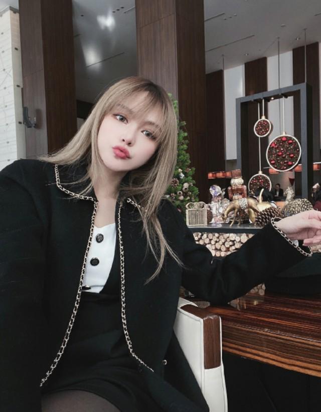 周扬青午后慵懒街拍