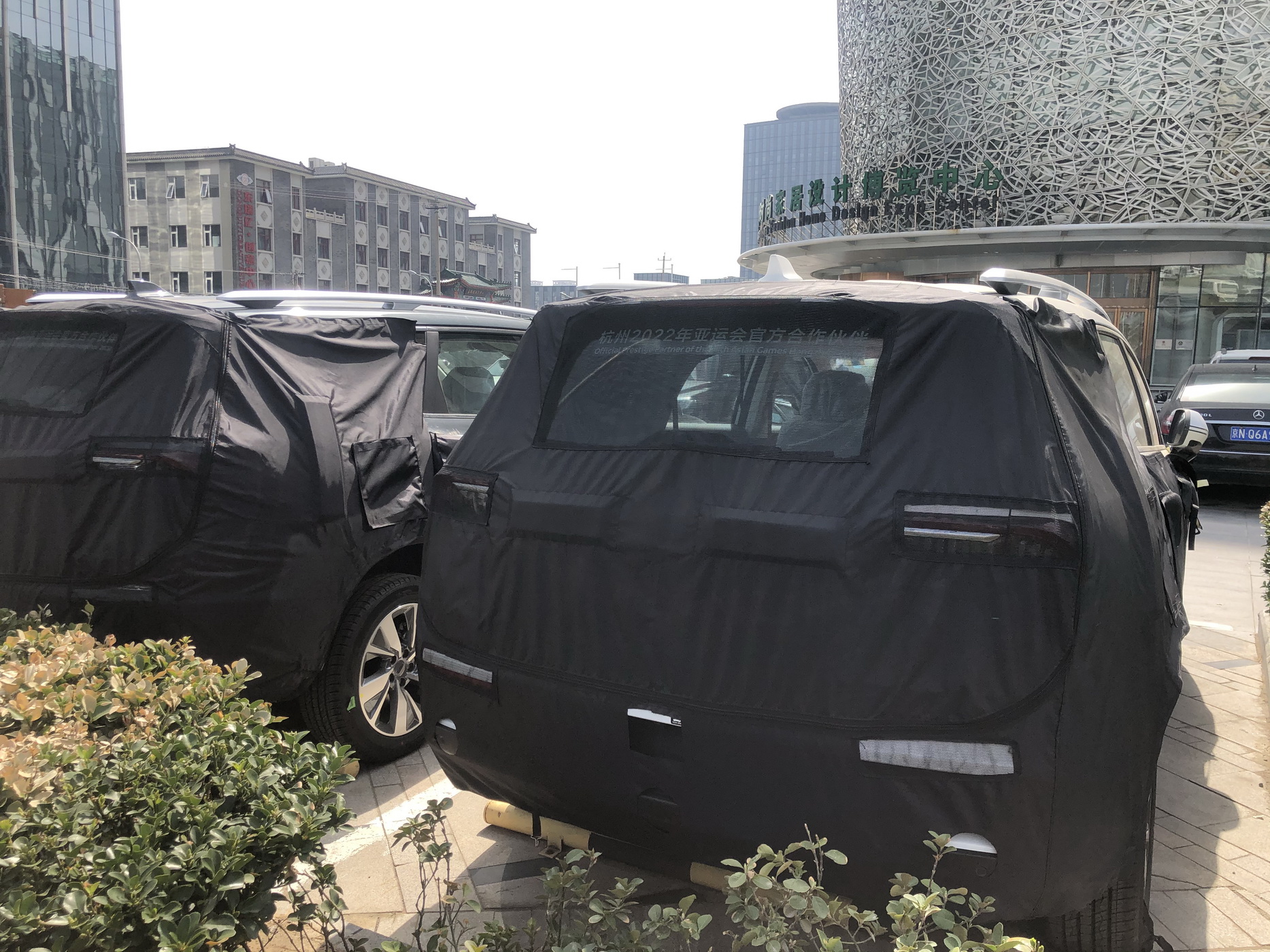 吉利豪越细节提前看：七座SUV还是MPV？| 新车