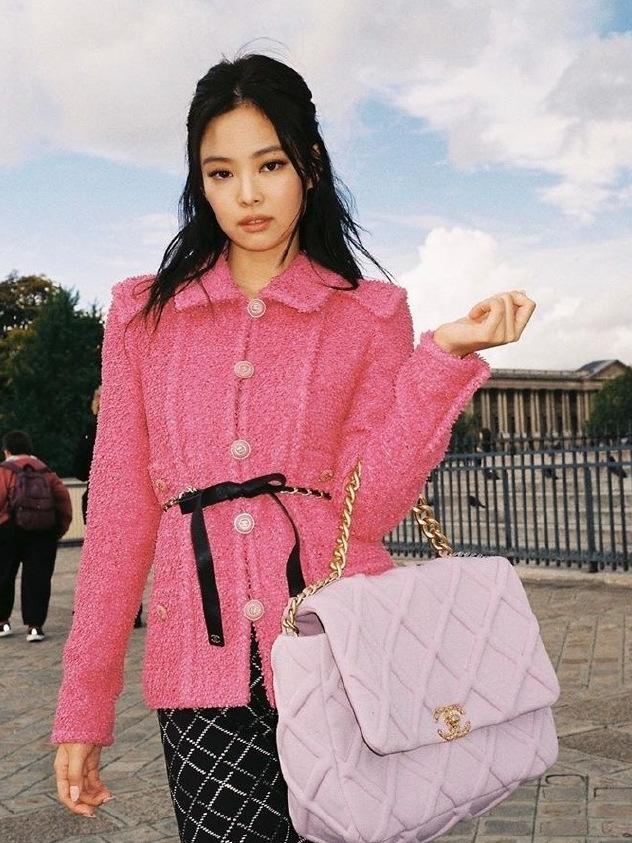 90斤jennie,仗着自己身材好就任性挑战蝴蝶结吊带,小蛮腰抢镜