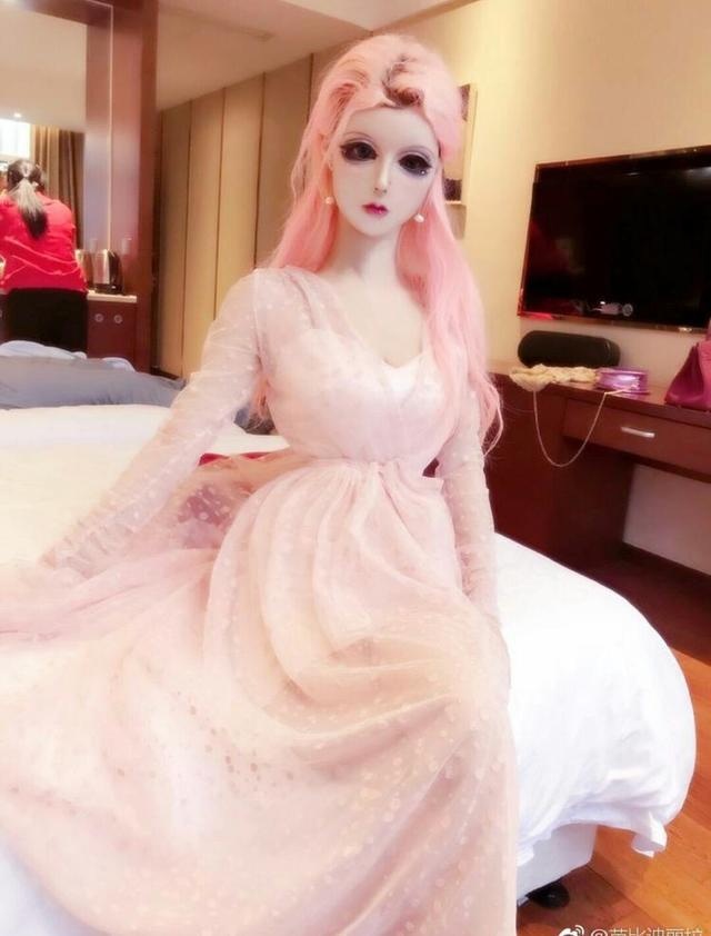 最神似芭比娃娃的美女,称自己并没有整过容,全凭借化妆术!