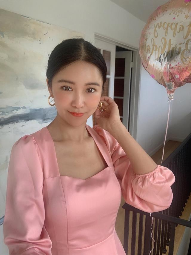 美女主播周玲安,穿粉色睡裙,大长腿吸睛,前男友是大她17岁富豪