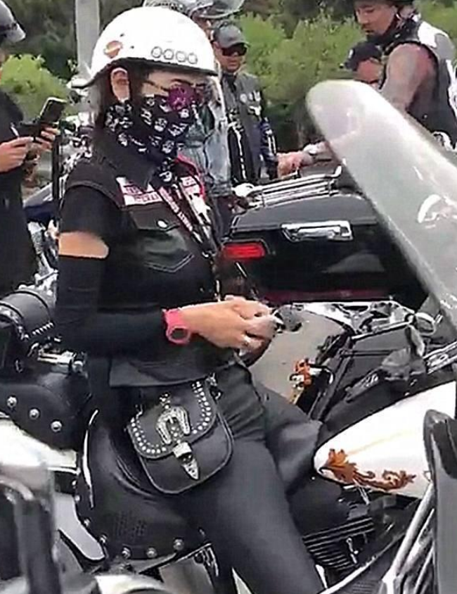 小姐姐骑哈雷摩托车参加聚会因身材太好走红抖音