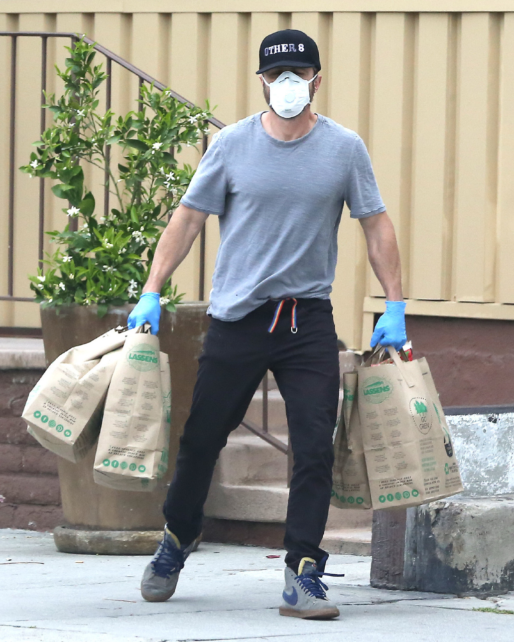 卡西·阿弗莱克超市购物!口罩、手套装备齐全,好莱坞防护第一人