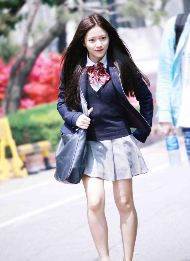 韩国大势女团忙内,穿宝蓝牛仔连体裤出镜,背头更显精致五官|金艺琳