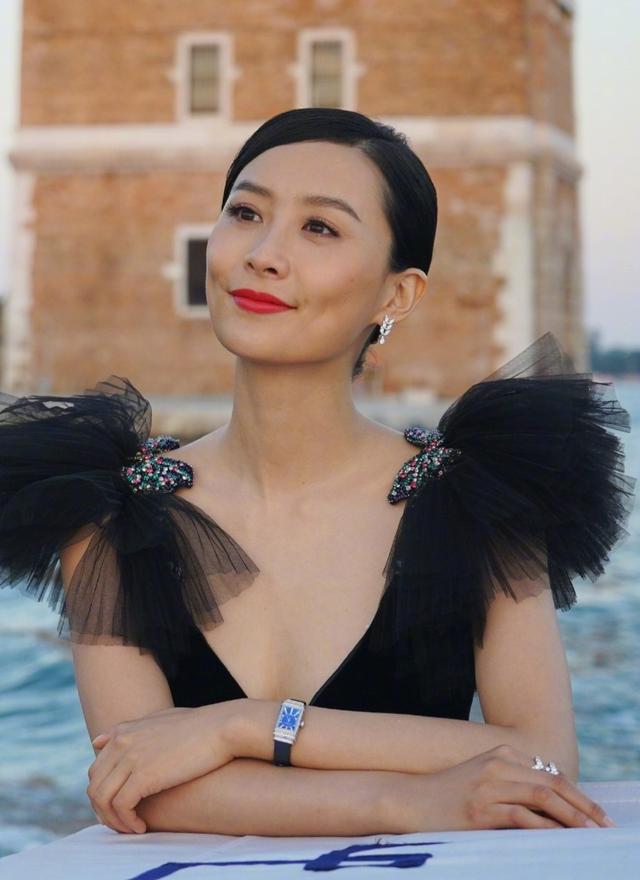 陈法拉真放得开!开到肚脐深v纱裙都敢穿出来,还意外美出新高度