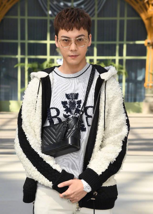 还在"考虑"aj?陈伟霆五月穿"踏浪鞋"很火,能让你回心转意