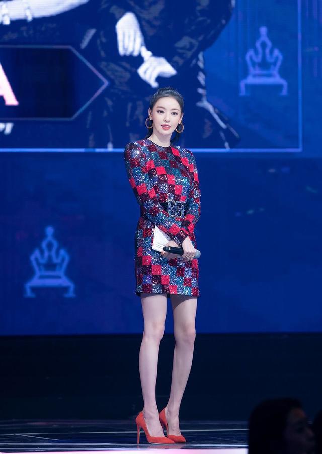 李多喜真是"腿精小姐姐",穿荷叶边粉色西装裙,大长腿看呆网友