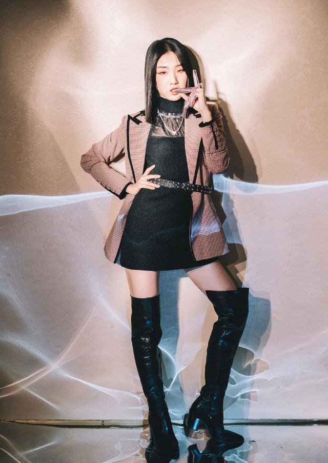 性, 整体黑色调系渲染,日常的装扮,简约又大气,脚穿银灰色亮面厚底鞋