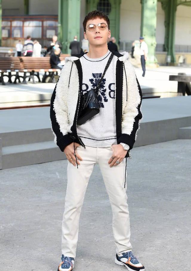 还在"考虑"aj?陈伟霆五月穿"踏浪鞋"很火,能让你回心转意