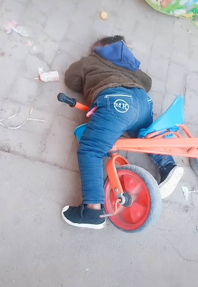 女儿骑小车翻倒在地妈妈上前查看立马就乐了网友醉奶驾驶