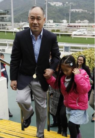 李宁身价过亿,却过度劳累,57岁机能下滑满头白发,妻子风韵犹存
