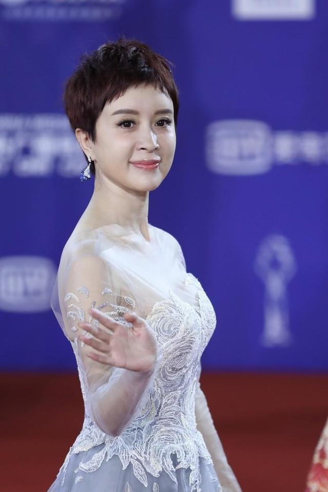 金巧巧真是不老女神短发搭配白色刺绣印花图案连衣裙高级大气