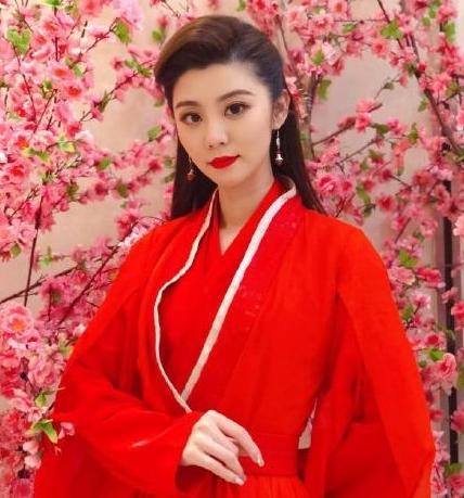 "王牌女郎"费费火了,得知她的真实身份,网友:难怪镜头这么多