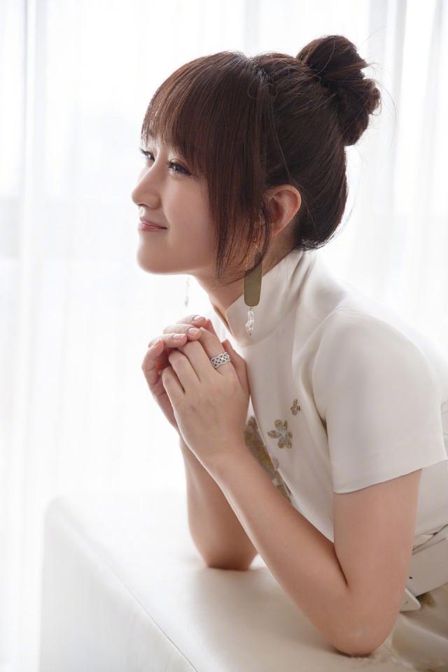 49岁杨钰莹春分晒美照,穿旗袍裙清丽脱俗,扎丸子头好少女!