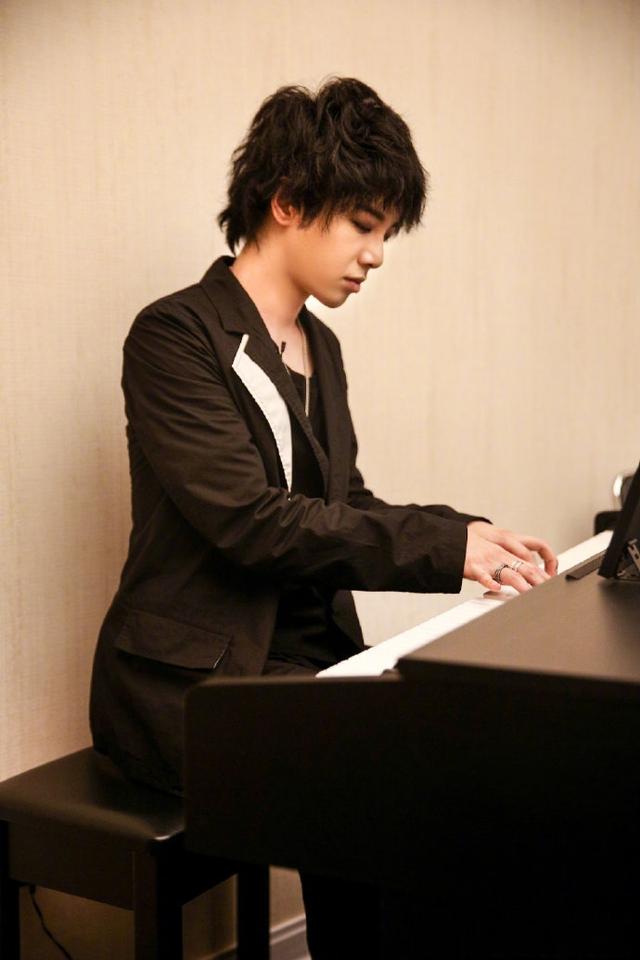 华晨宇被一位音乐学院教授怒批酱馊了就馊了呗扔掉就是了