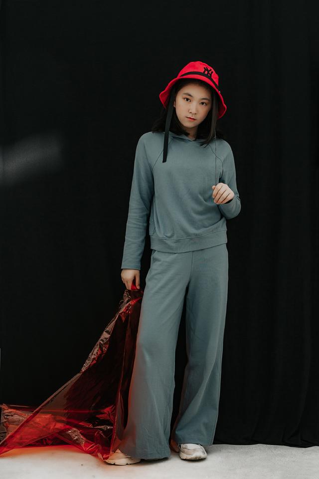 《舞法天女》的苏爱蕾,如今16岁是一名高中生,近照又高又瘦