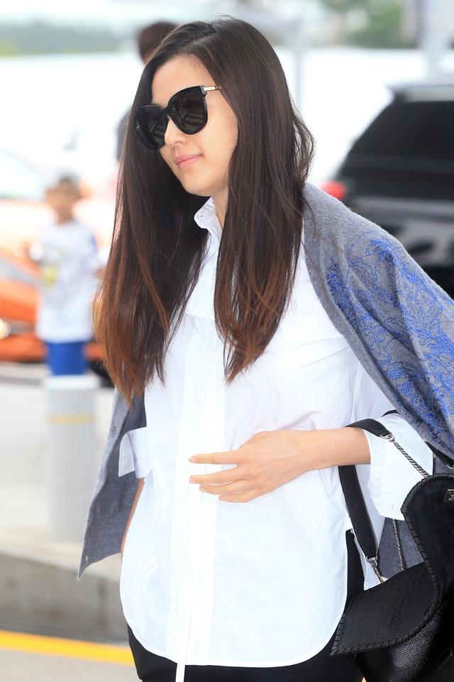 全智贤连素颜都这么有气场随便穿开衫配白衬衫高级感扑面而来