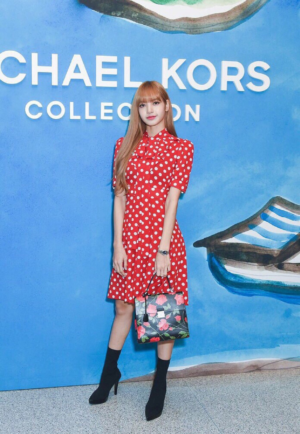 lisa晒私服照,穿红白条纹吊带配拼接棒球服,明艳不失小性感