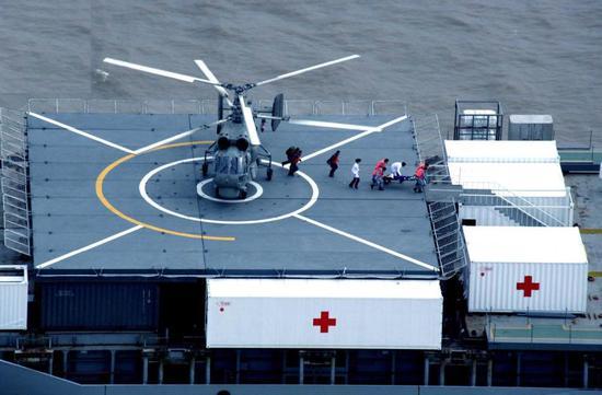 图片:在"庄河"号集装箱船基础上短时间改装完成的3万吨级医院船,是