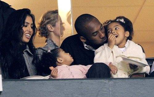 小女儿koko,这一次是被母亲瓦妮莎抱在怀里,回忆当年科比与家人的照片