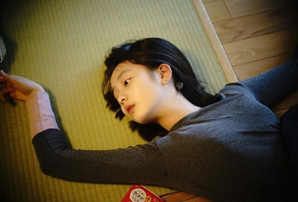 黄磊大女儿多多晒近照,穿粉色背心温婉甜笑,美丽淑女超像妈妈