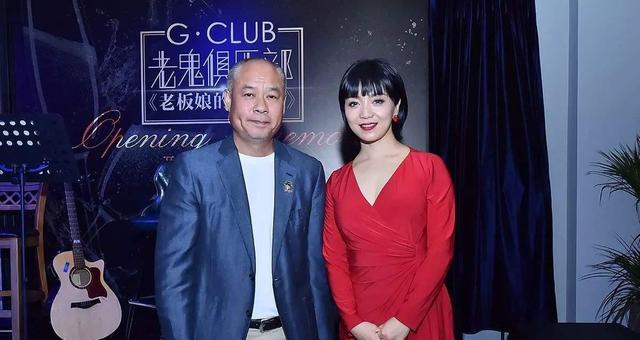 57岁体操王子李宁近况,身价百亿满头白发,儿女双全妻子依旧貌美