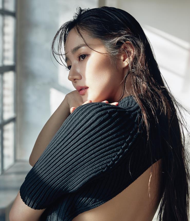 朴敏英最新画报穿白色t恤配斑马纹裙秀凹凸感身材太迷人了