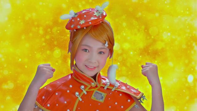 《舞法天女》的苏爱蕾,如今16岁是一名高中生,近照又高又瘦