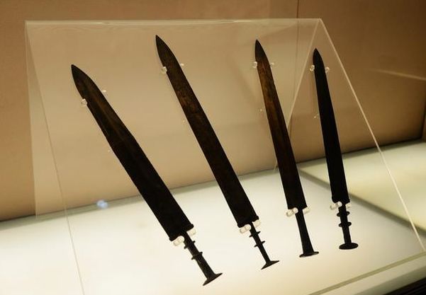 秦始皇陵挖出19把青铜剑,制作技术太逆天,专家连呼不可能